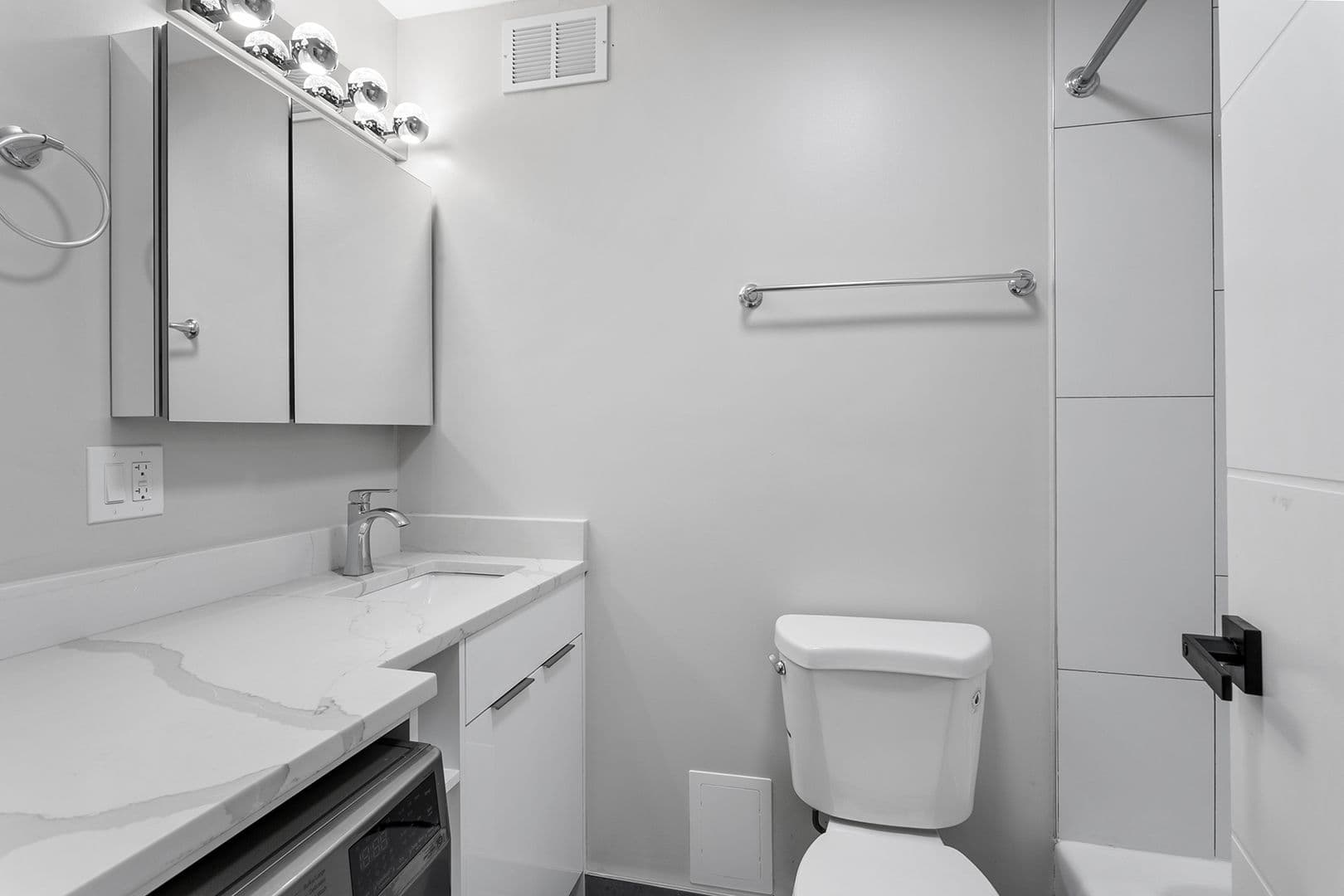 Chicago Apartment: 6166 N Sheridan Rd
