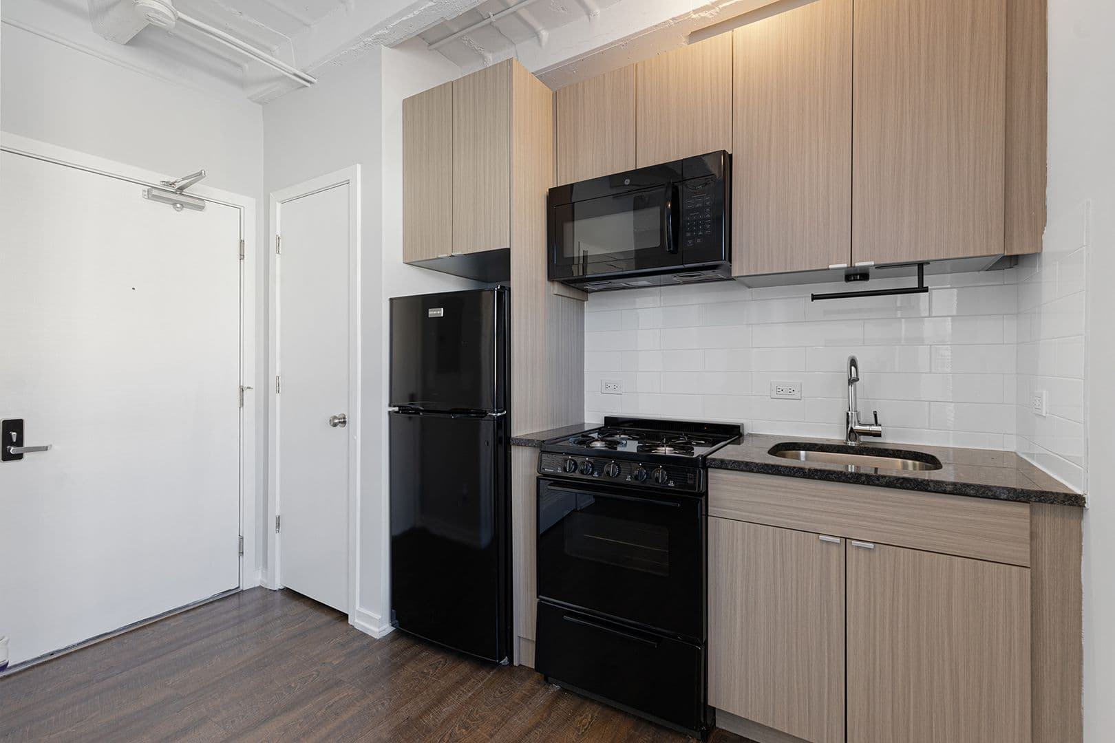Chicago Apartment: 5718 N Winthrop Avenue