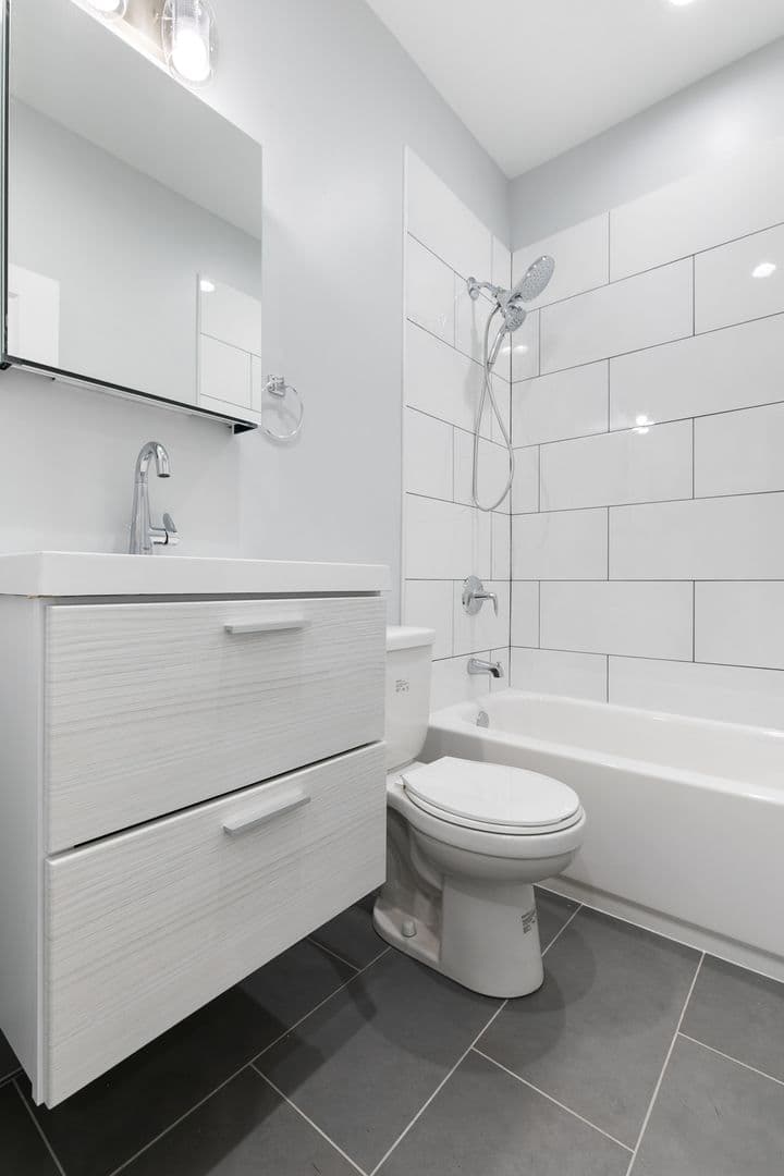 Chicago Apartment: 7618 - 26 N.Eastlake Terrace