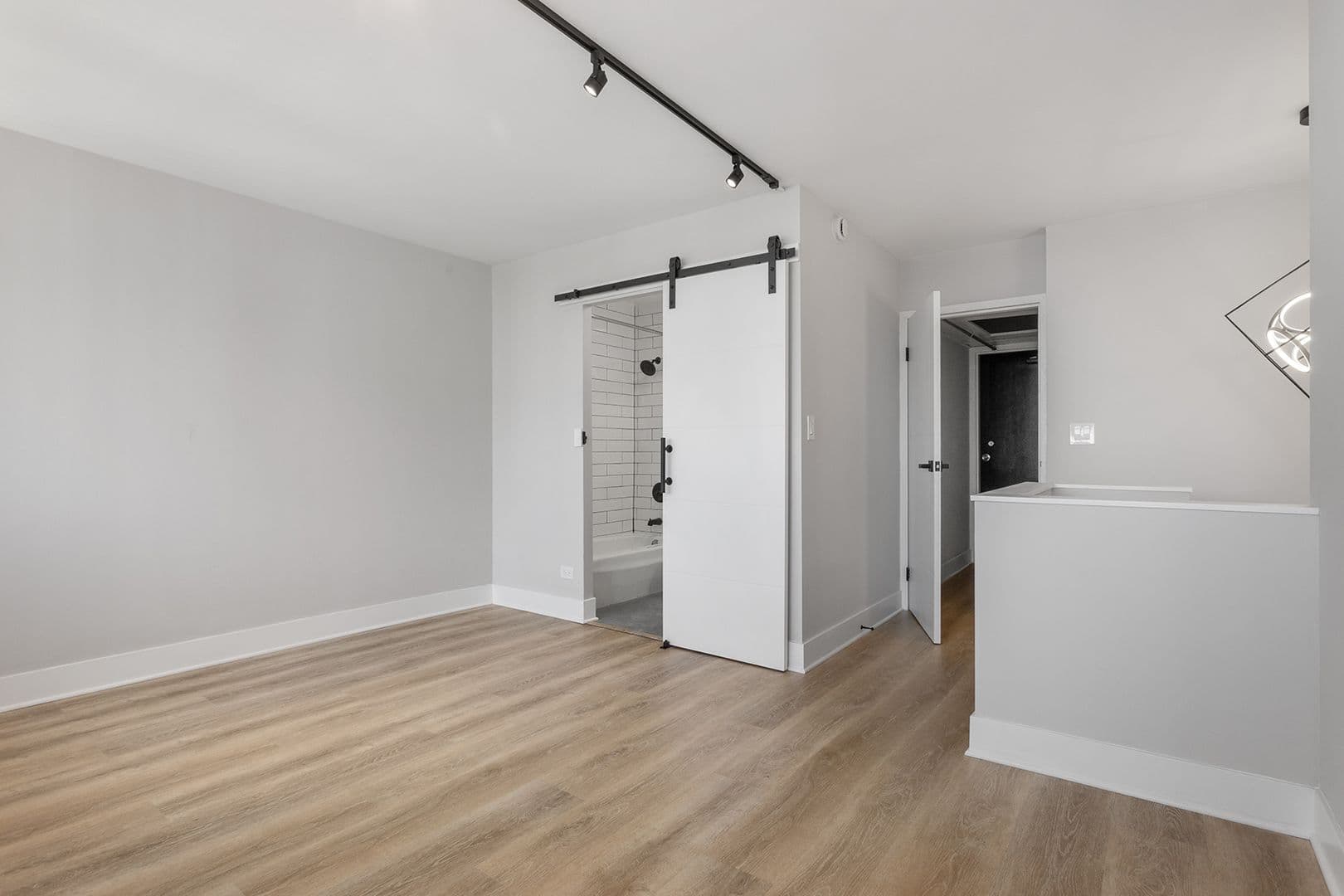 Chicago Apartment: 6166 N Sheridan Rd