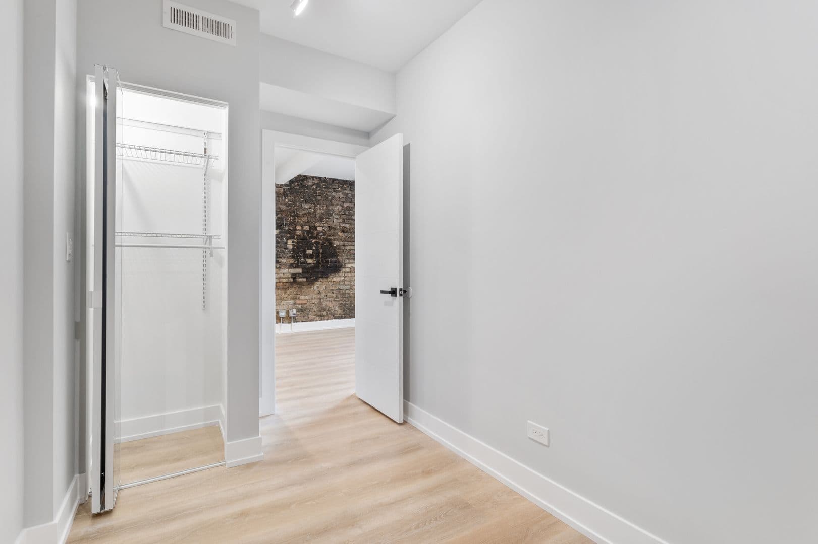 Chicago Apartment: 1548-1558.5 W Juneway