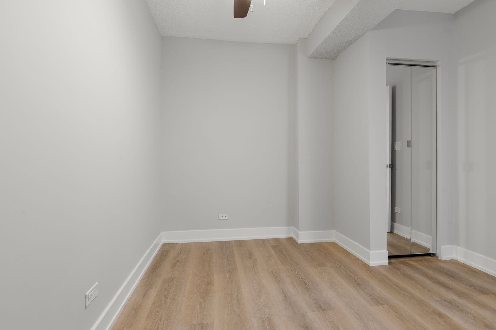 Chicago Apartment: 6026 N Winthrop