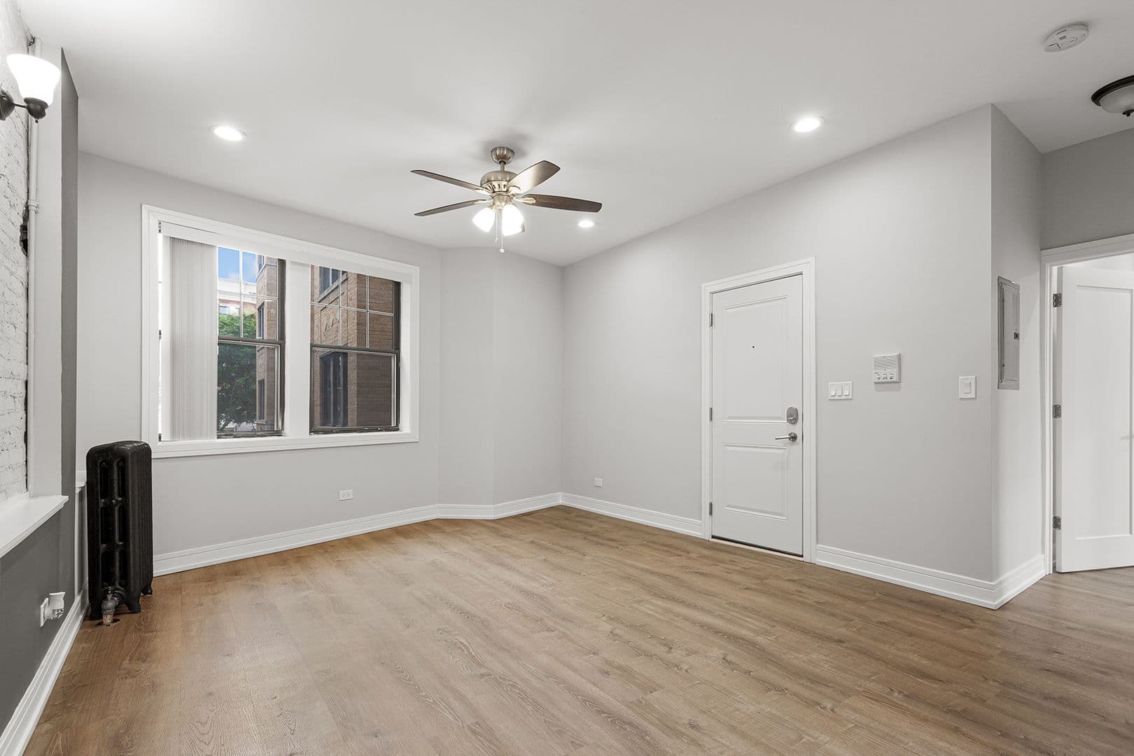Chicago Apartment: 7618 - 26 N.Eastlake Terrace