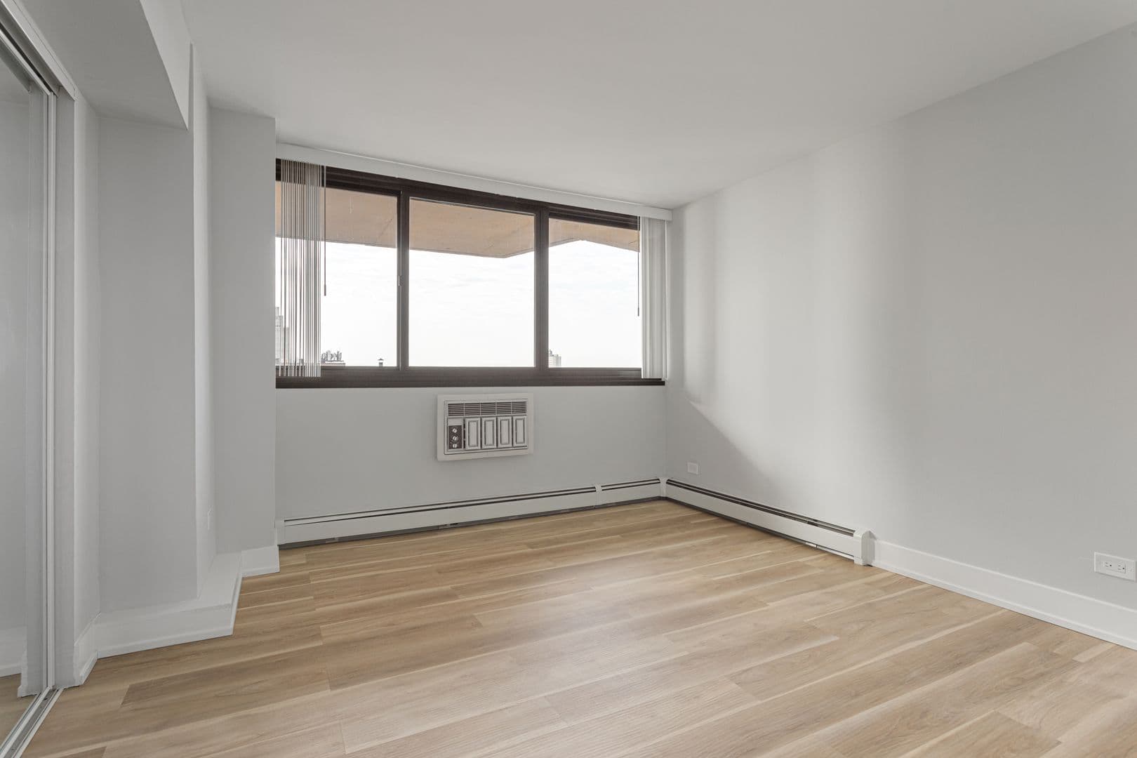 Chicago Apartment: 6166 N Sheridan Rd