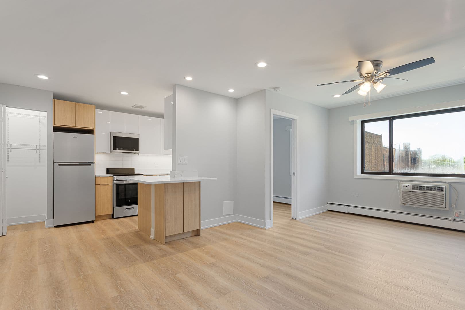 Chicago Apartment: 6021 N Winthrop Ave