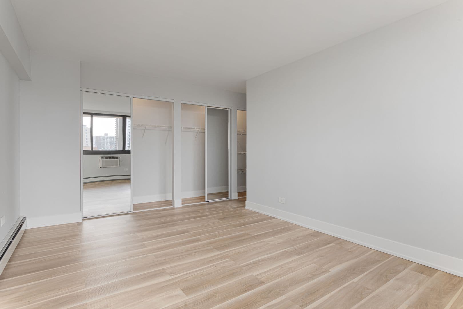 Chicago Apartment: 6166 N Sheridan Rd