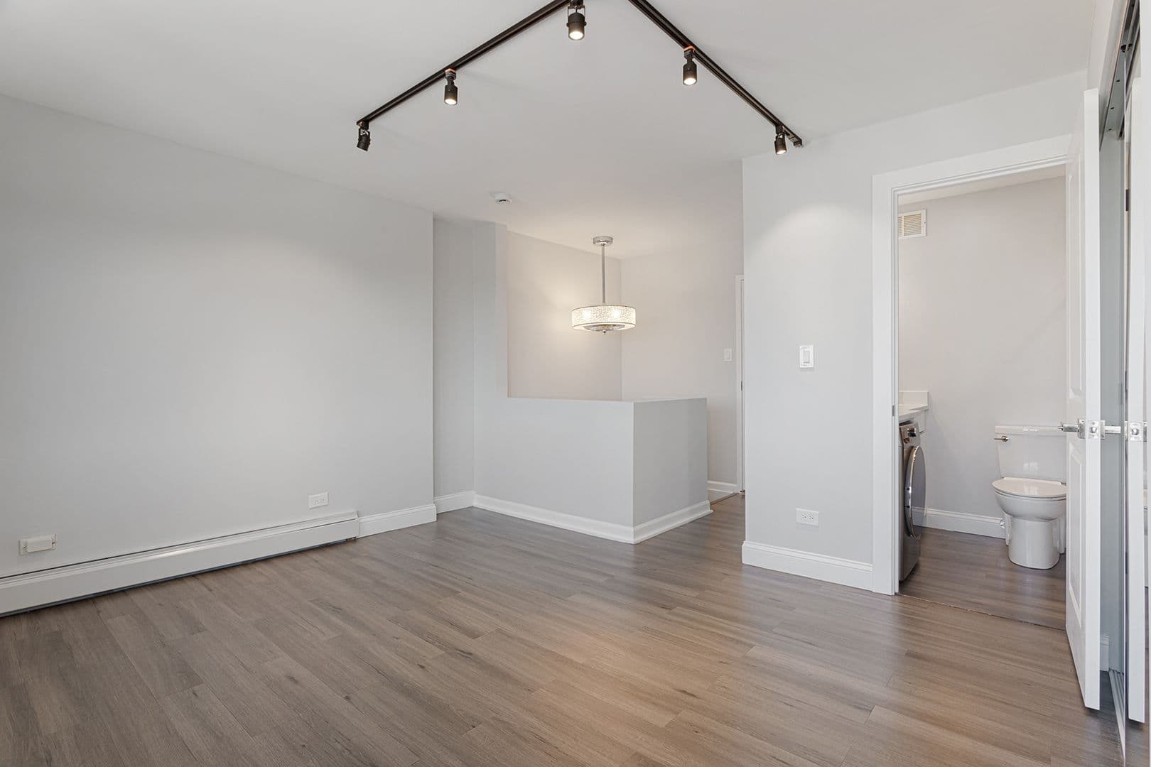 Chicago Apartment: 6166 N Sheridan Rd