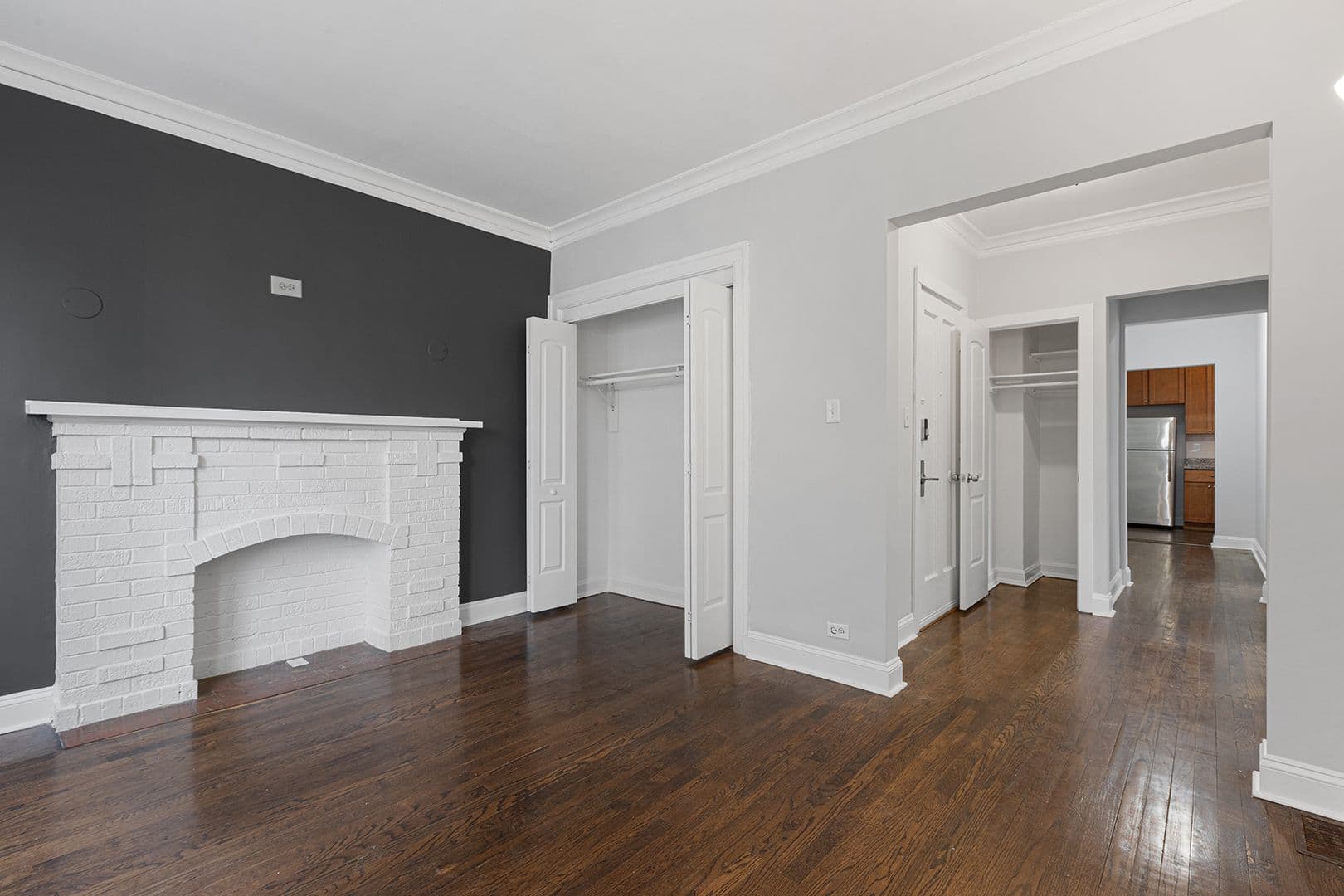Chicago Apartment: 6100-6118 N Winthrop Ave
