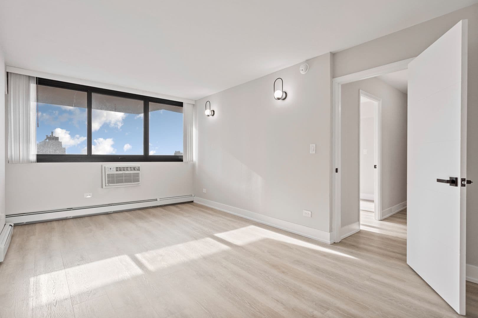Chicago Apartment: 6166 N Sheridan Rd