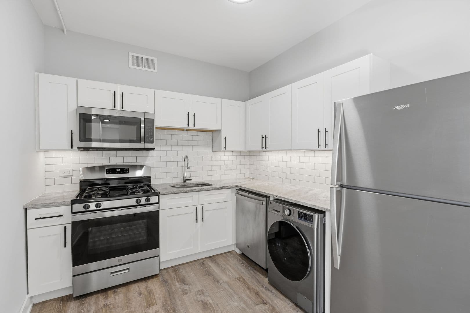 Chicago Apartment: 6807 N Sheridan Road
