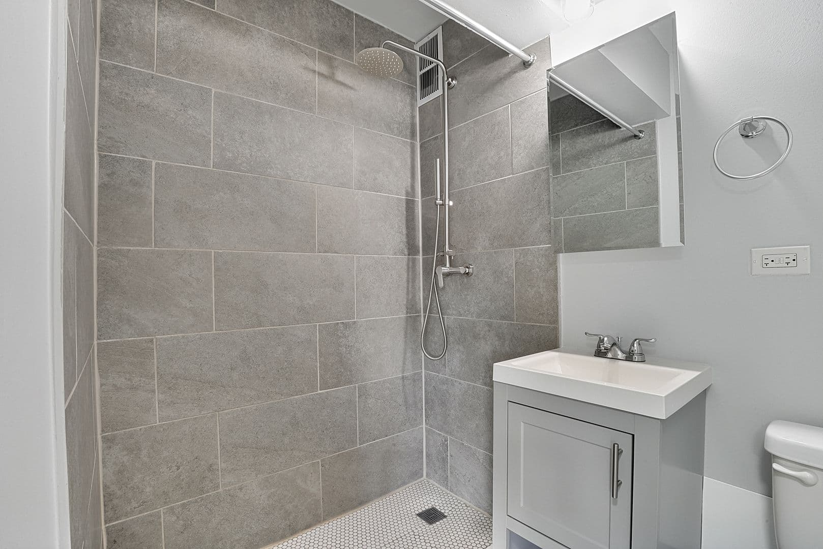Chicago Apartment: 7710 N Sheridan Rd