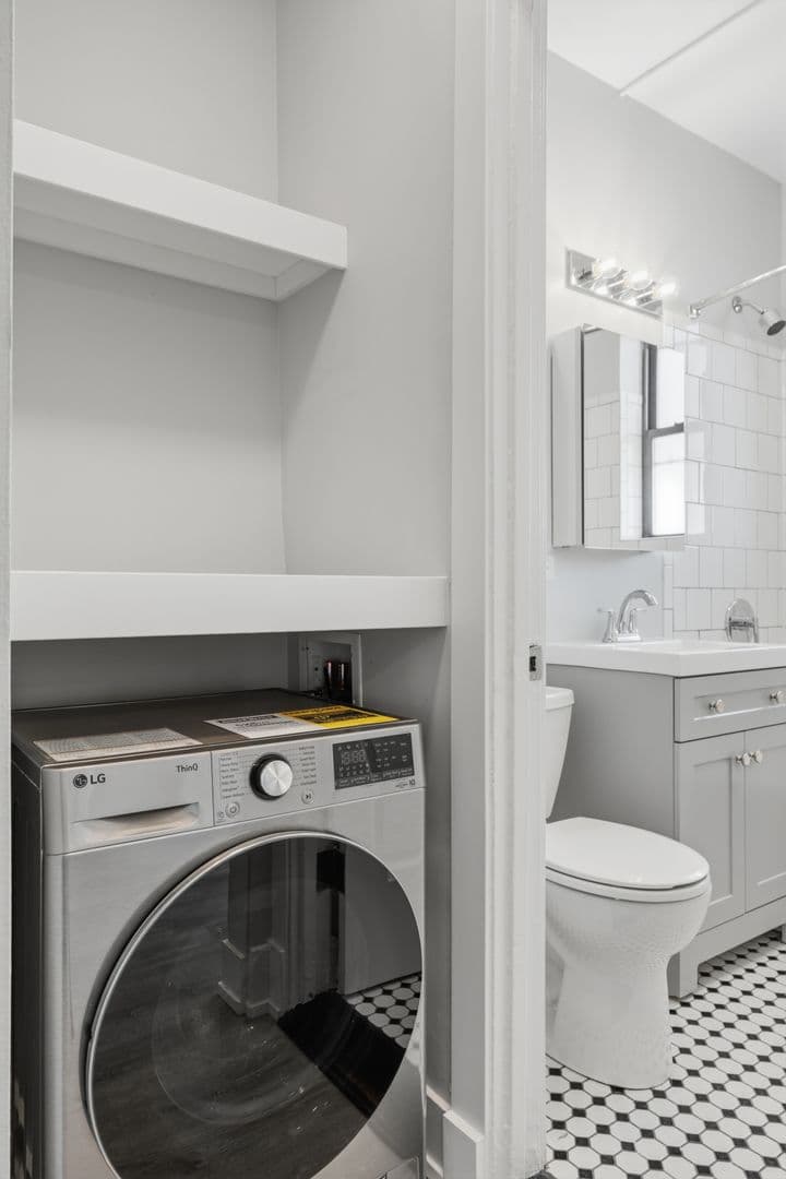 Chicago Apartment: 6807 N Sheridan Road