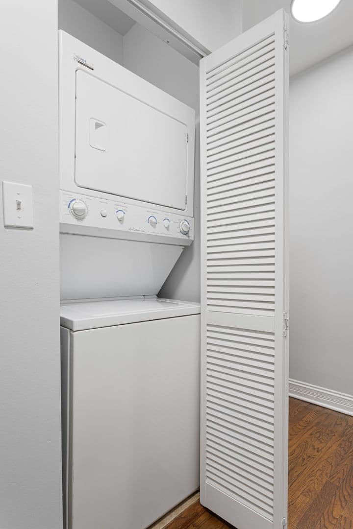 Chicago Apartment: 7320-30 N Damen Ave