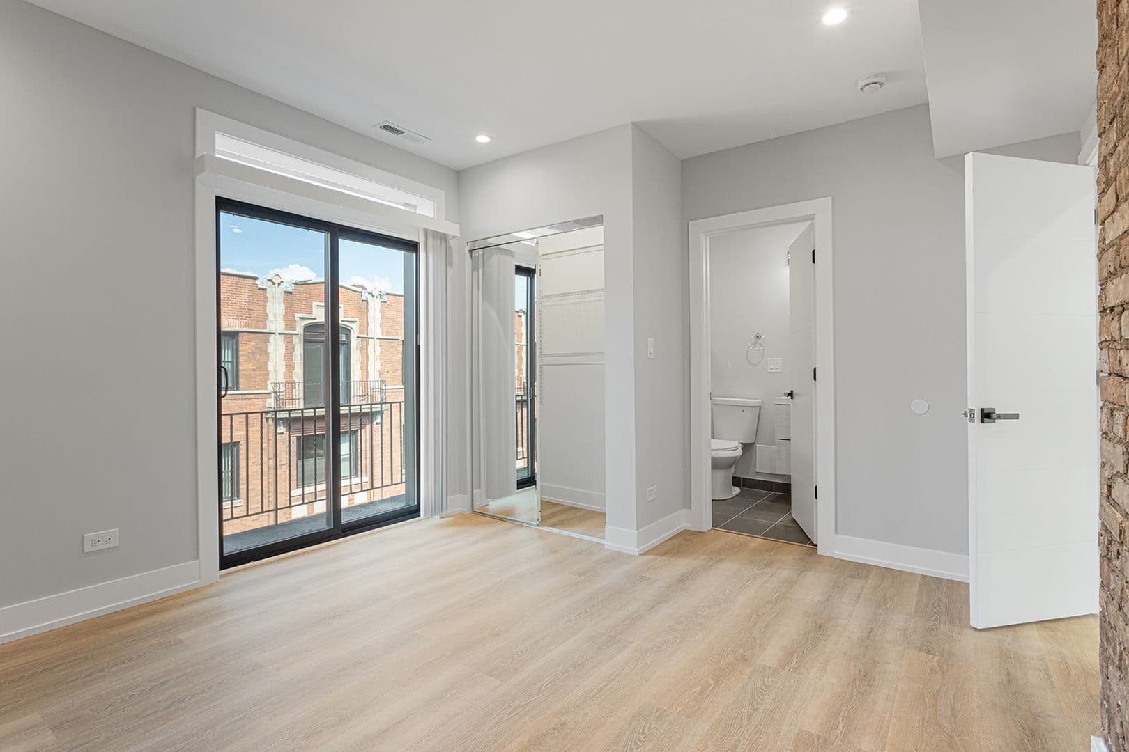 Chicago Apartment: 1548-1558.5 W Juneway