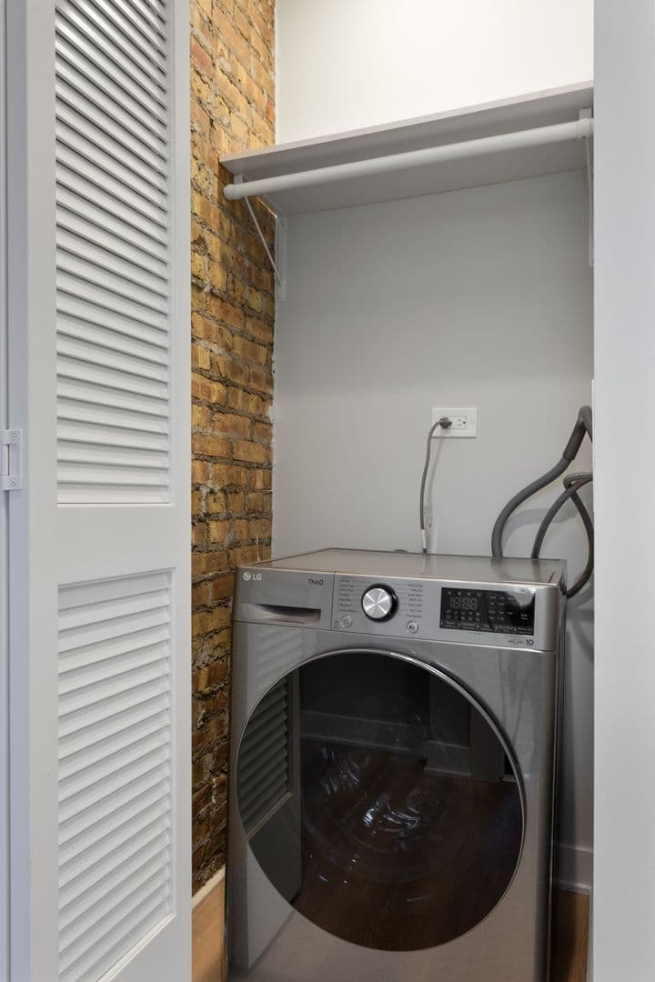 Chicago Apartment: 7381-89 N. Damen Ave
