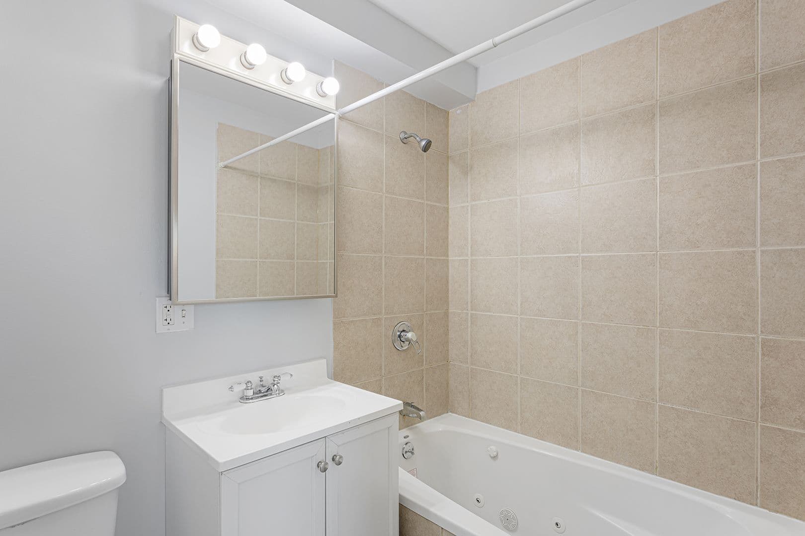Chicago Apartment: 7616 N Marshfield Ave