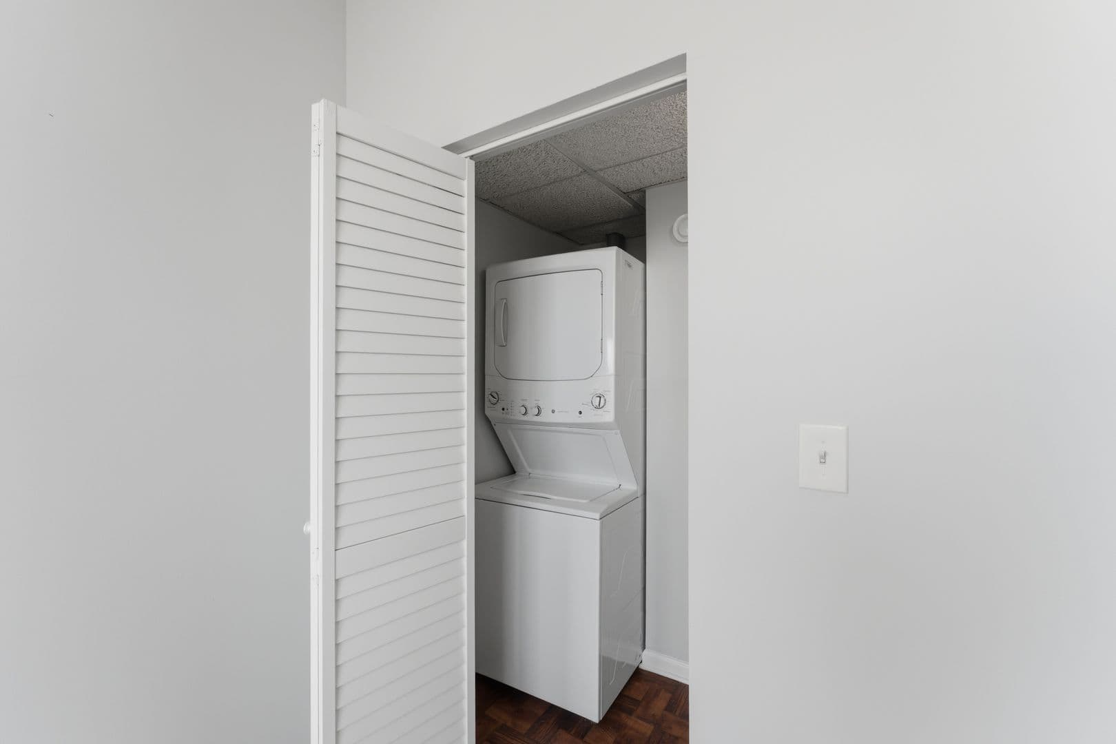 Chicago Apartment: 2451 W Howard Street