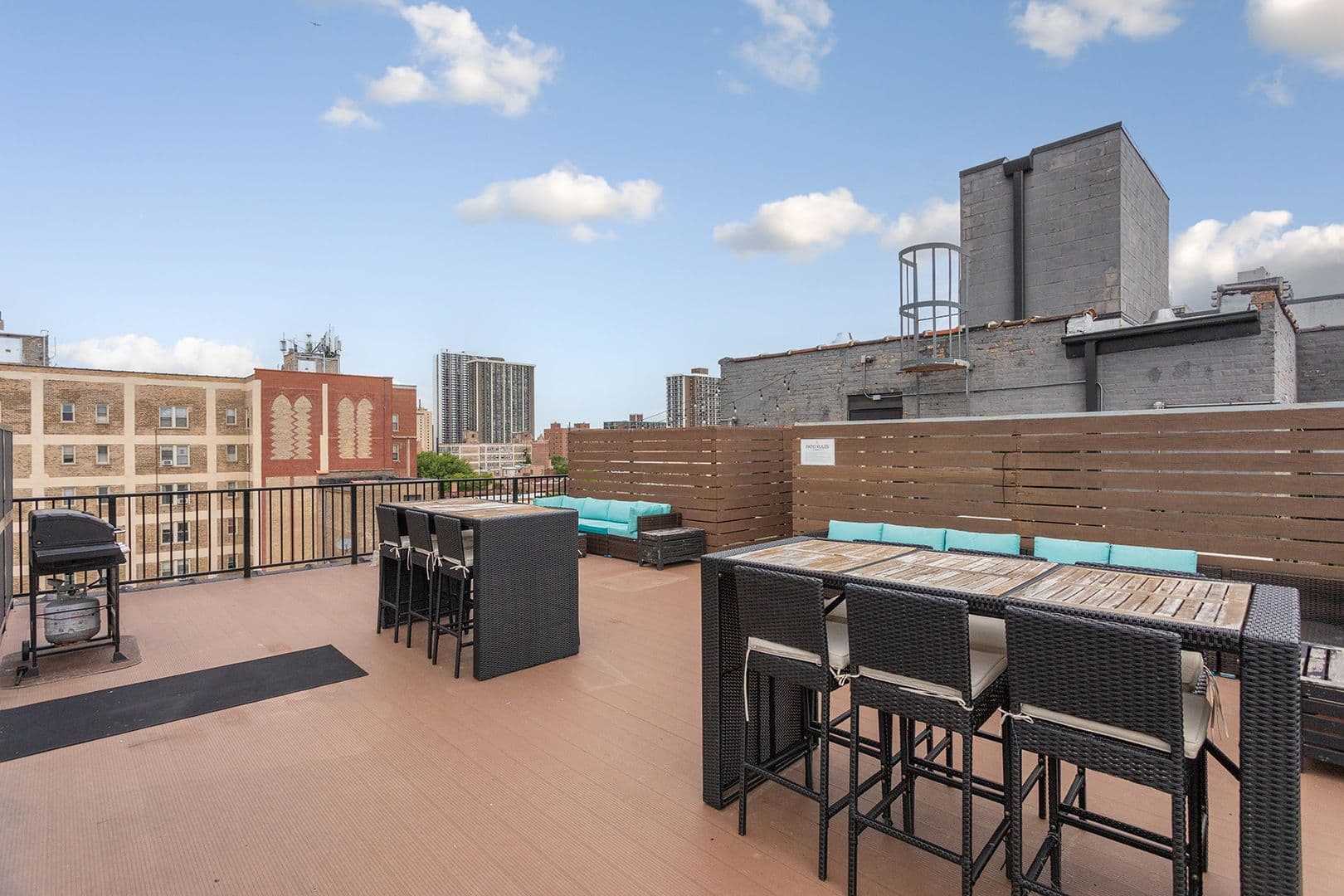 Chicago Apartment: 5718 N Winthrop Avenue