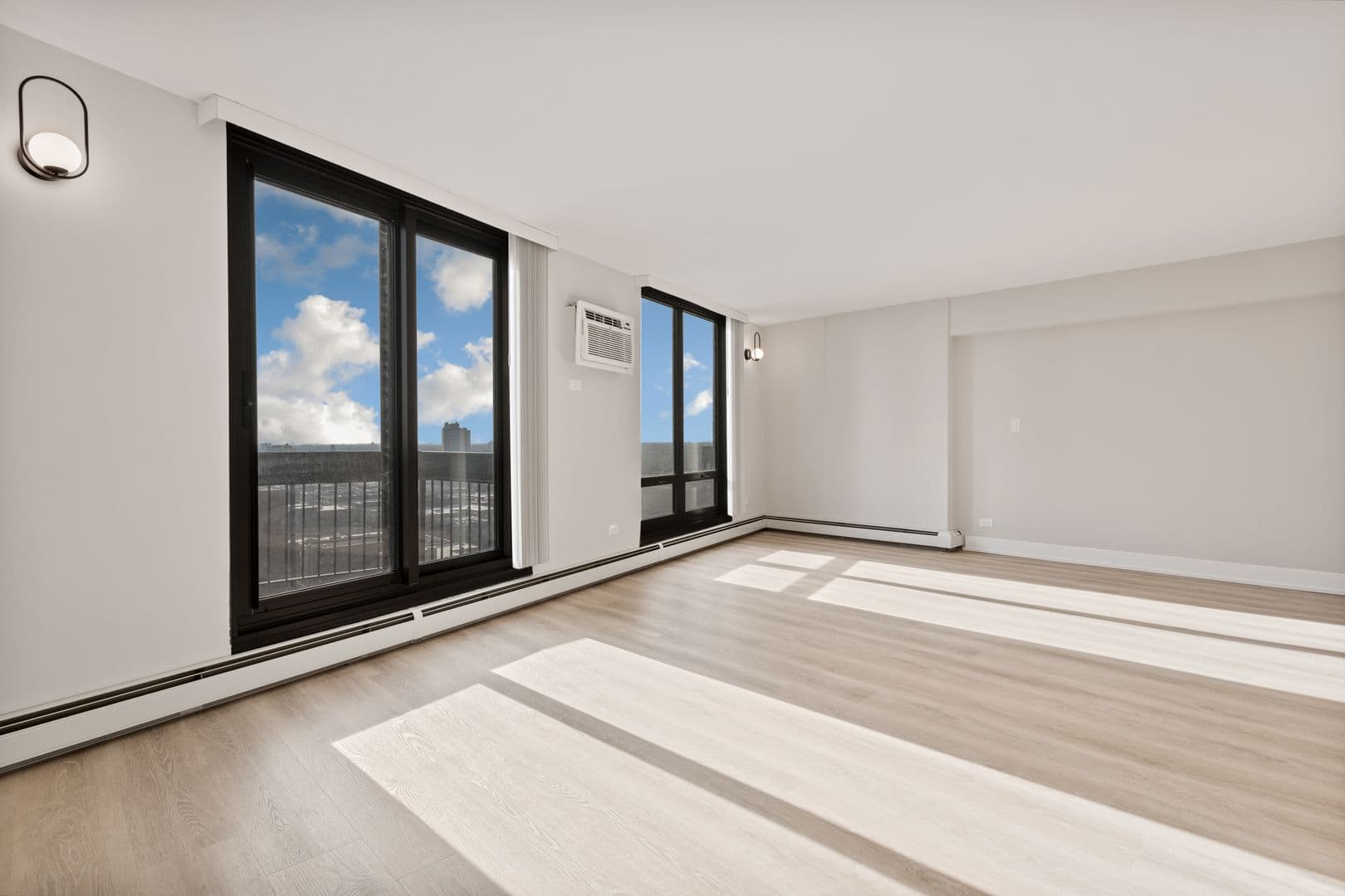 Chicago Apartment: 6166 N Sheridan Rd