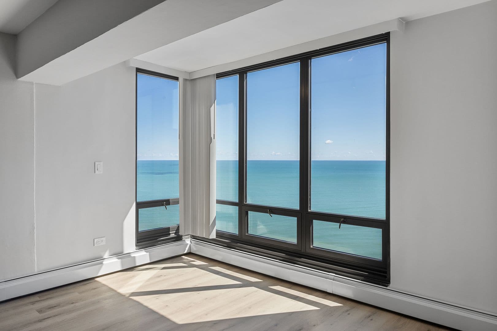 Chicago Apartment: 6166 N Sheridan Rd
