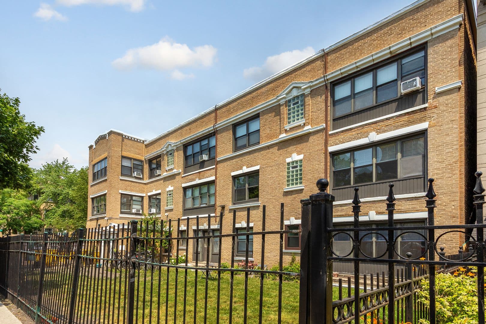 Chicago Apartment: 4555 N Malden St