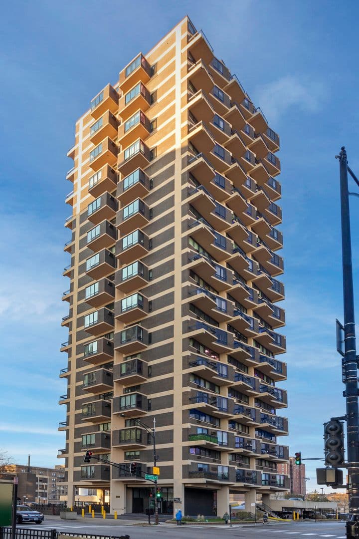Chicago Apartment: 6166 N Sheridan Rd