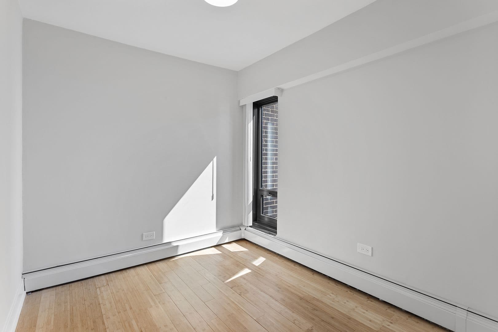 Chicago Apartment: 6166 N Sheridan Rd