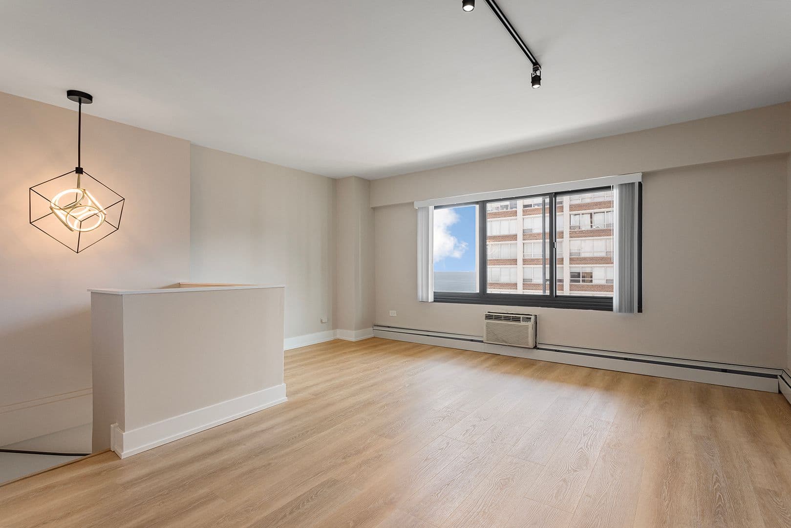 Chicago Apartment: 6166 N Sheridan Rd