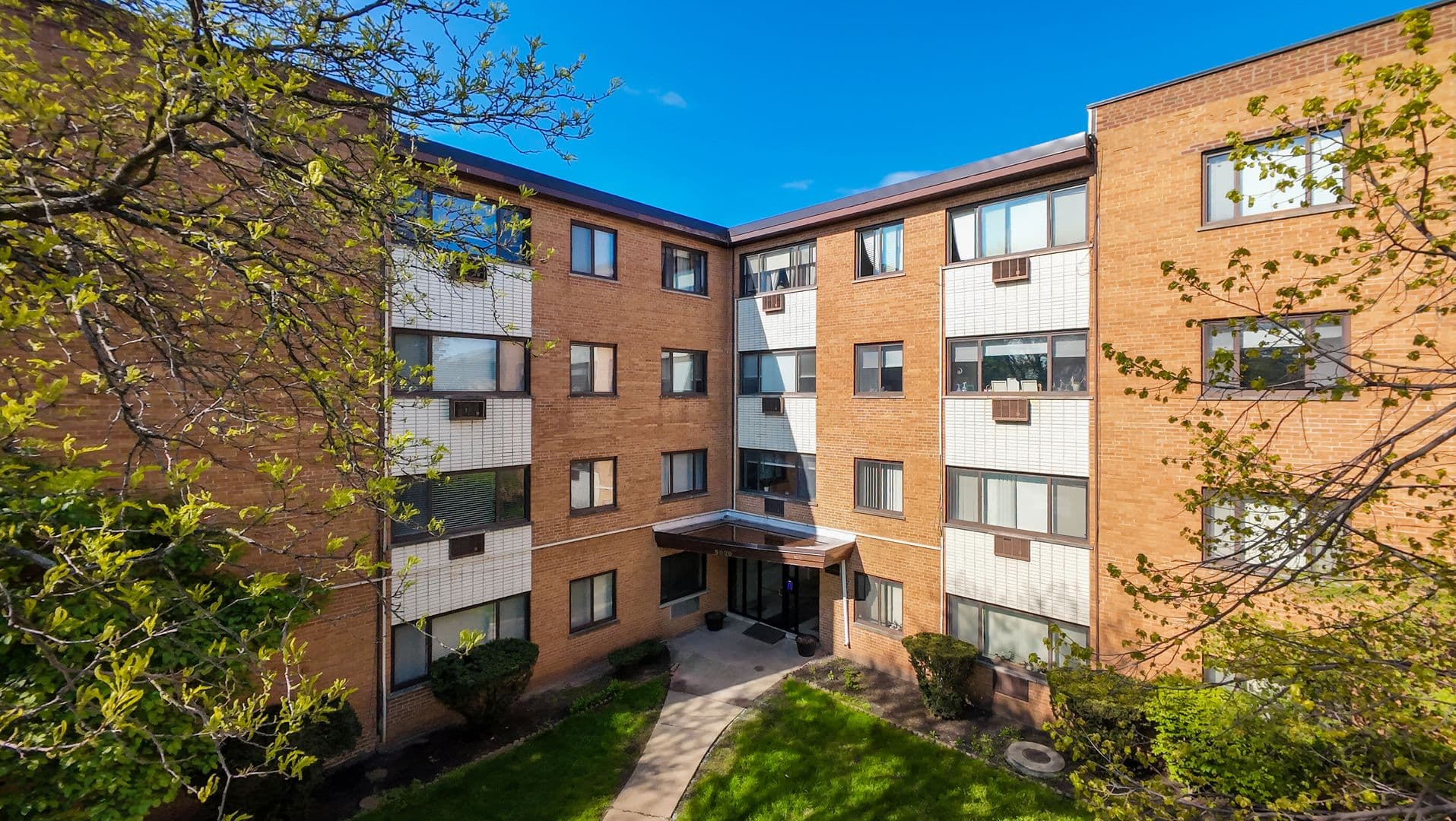 Chicago Apartment: 6826 N Ridge Blvd