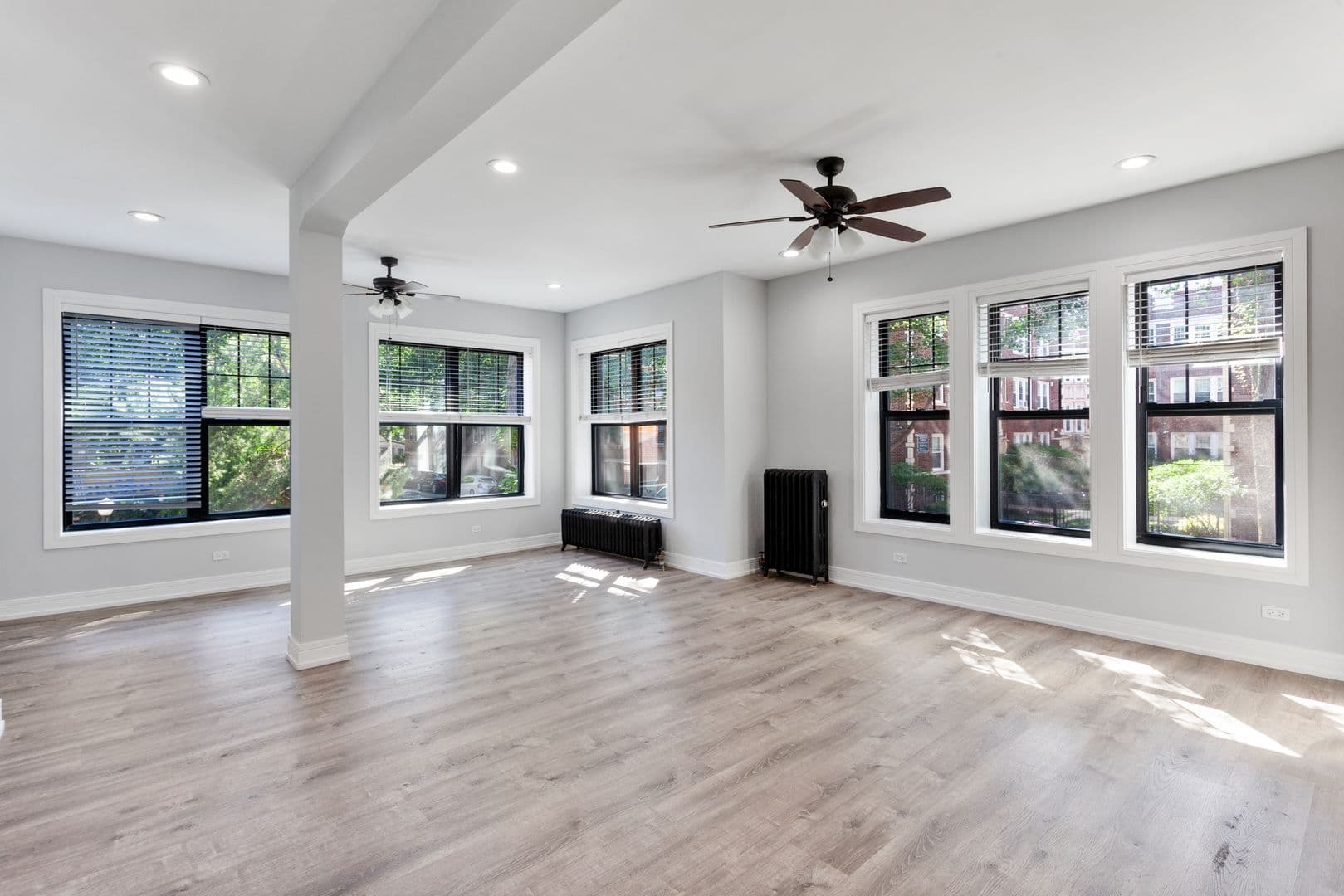 Chicago Apartment: 6100-6118 N Winthrop Ave