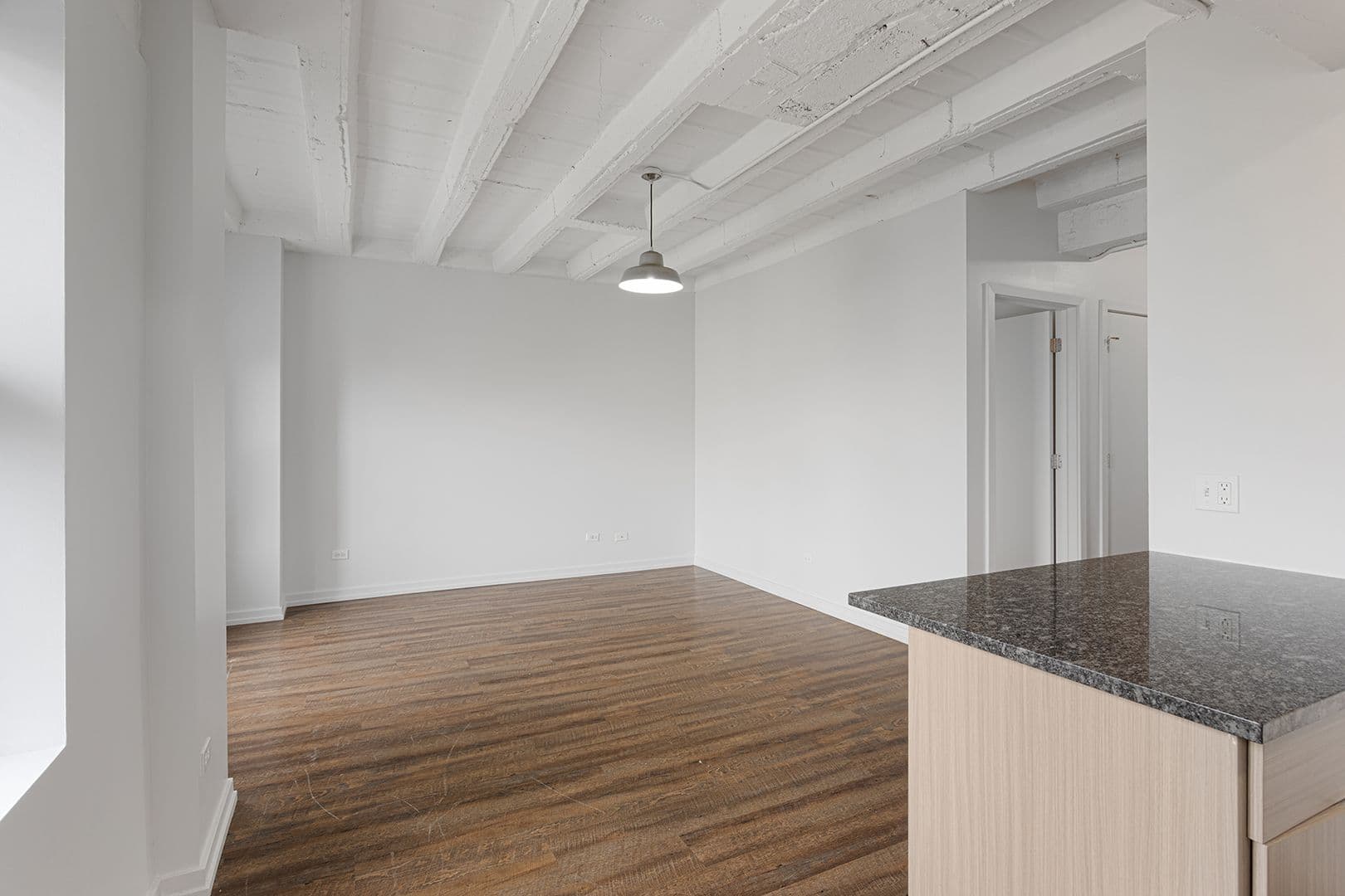 Chicago Apartment: 5718 N Winthrop Avenue