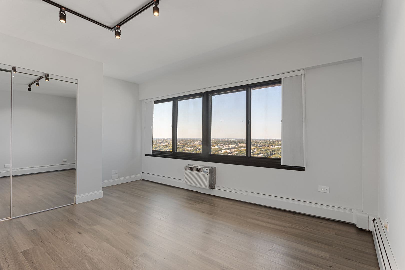 Chicago Apartment: 6166 N Sheridan Rd