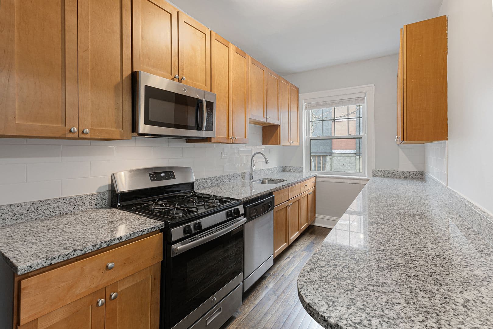 Chicago Apartment: 6100-6118 N Winthrop Ave