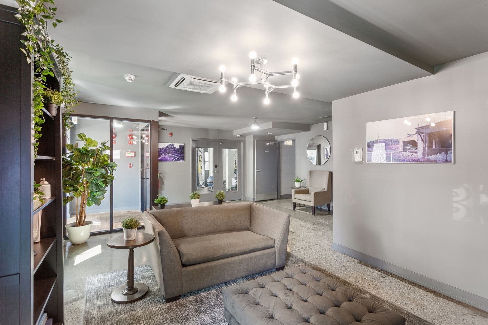 Chicago Apartment: 6019 N Winthrop Avenue