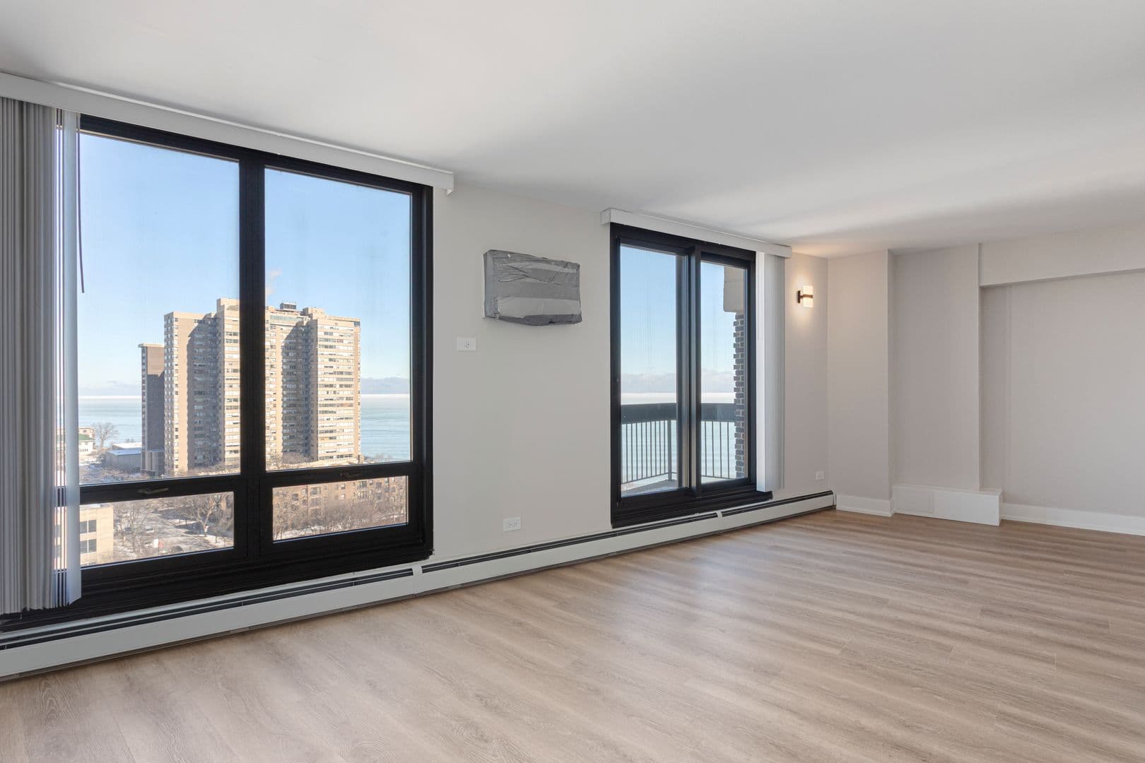 Chicago Apartment: 6166 N Sheridan Rd