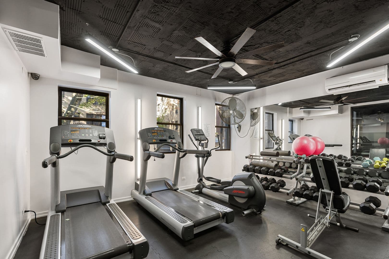 Chicago Apartment: 4875 N Magnolia Ave