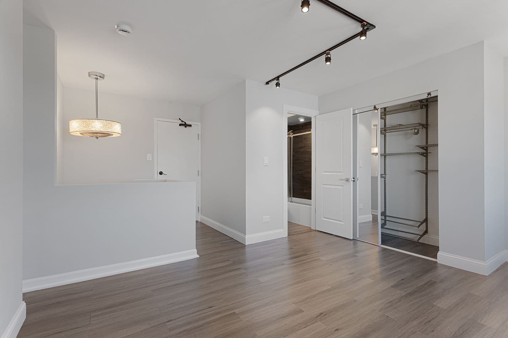 Chicago Apartment: 6166 N Sheridan Rd