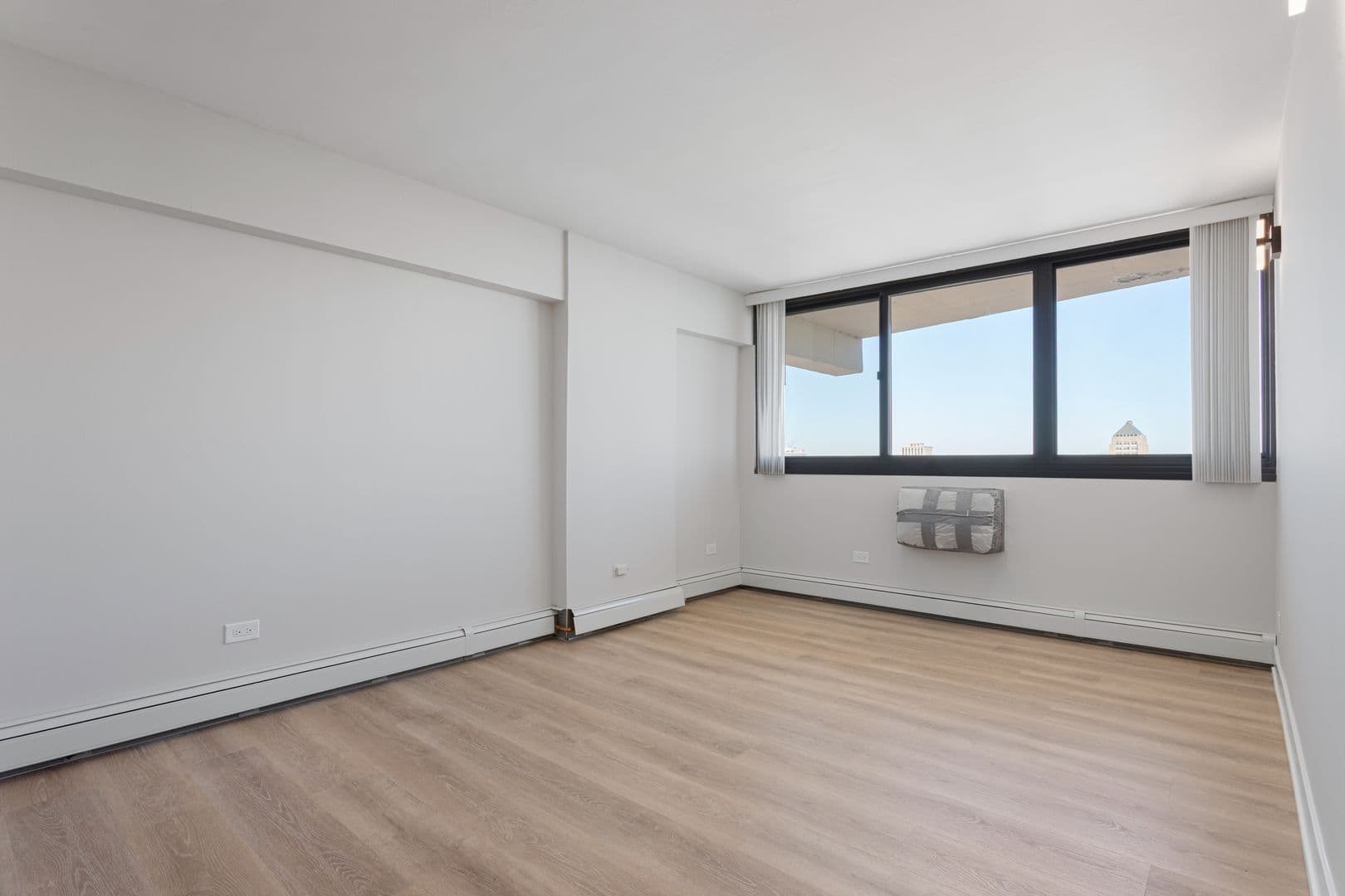 Chicago Apartment: 6166 N Sheridan Rd