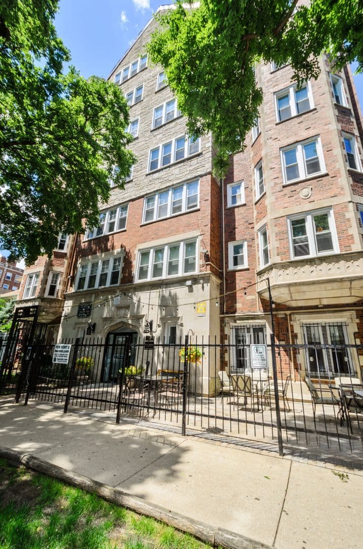 Chicago Apartment: 1608 W Sherwin Ave