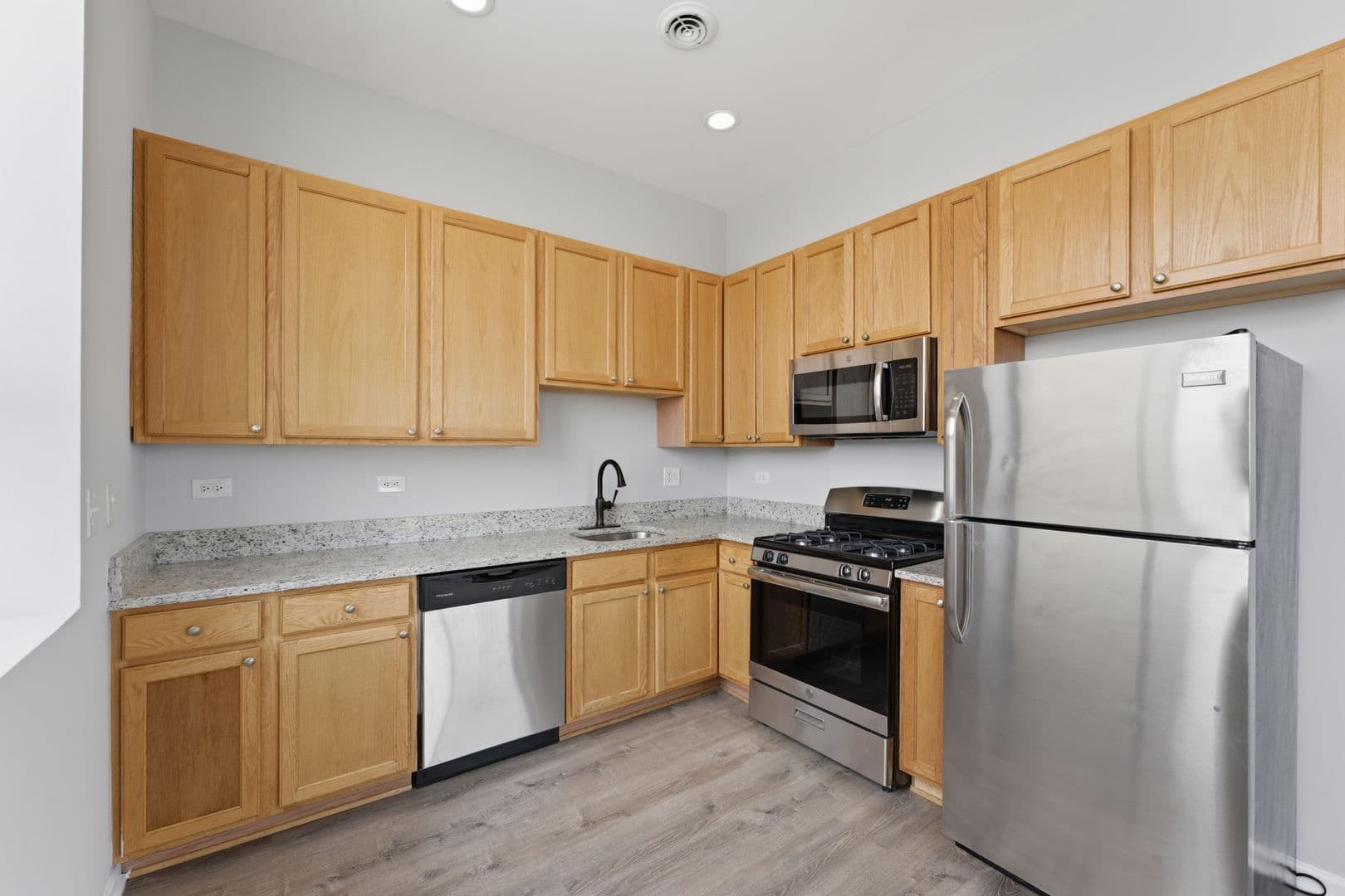Chicago Apartment: 2451 W Howard Street