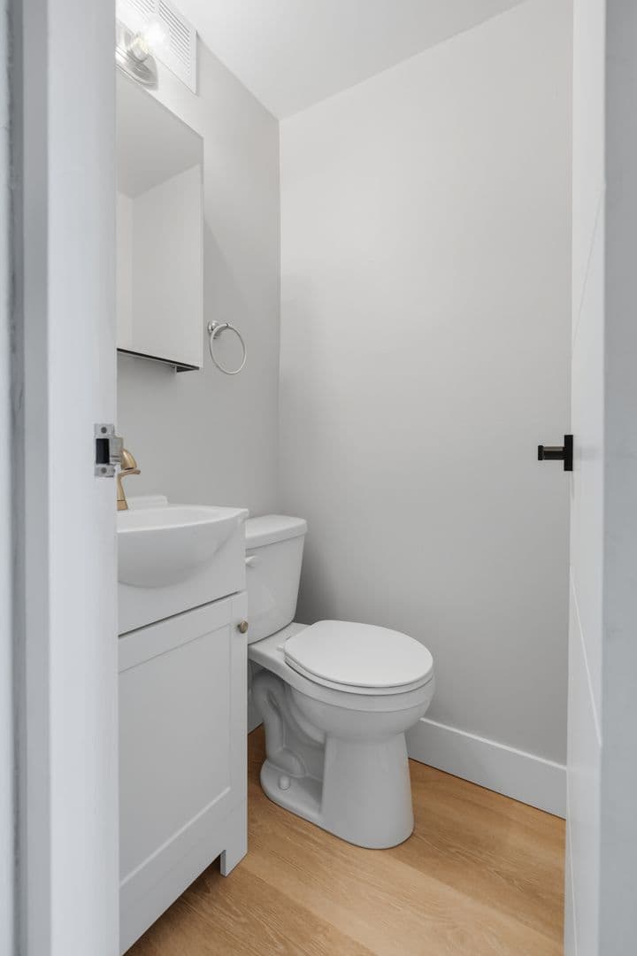 Chicago Apartment: 6166 N Sheridan Rd