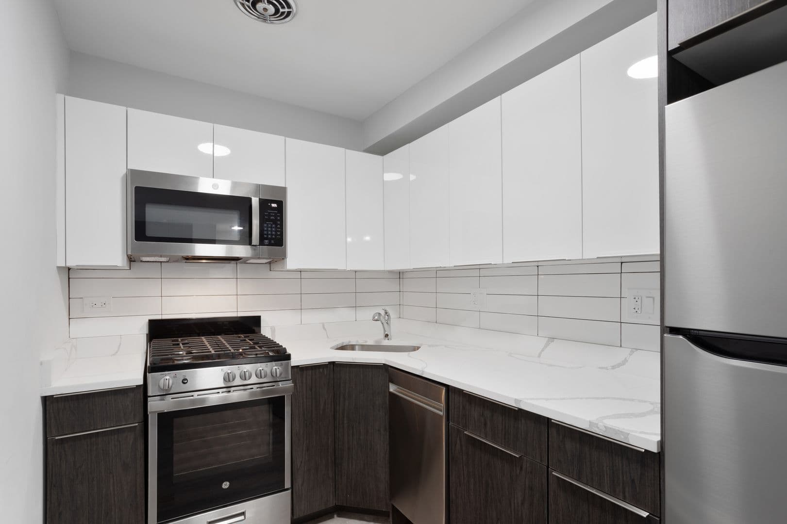 Chicago Apartment: 6758 N. Sheridan Rd.