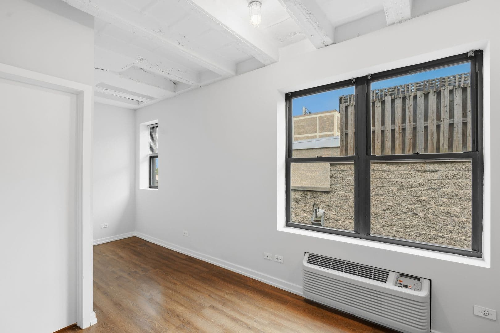 Chicago Apartment: 5718 N Winthrop Avenue
