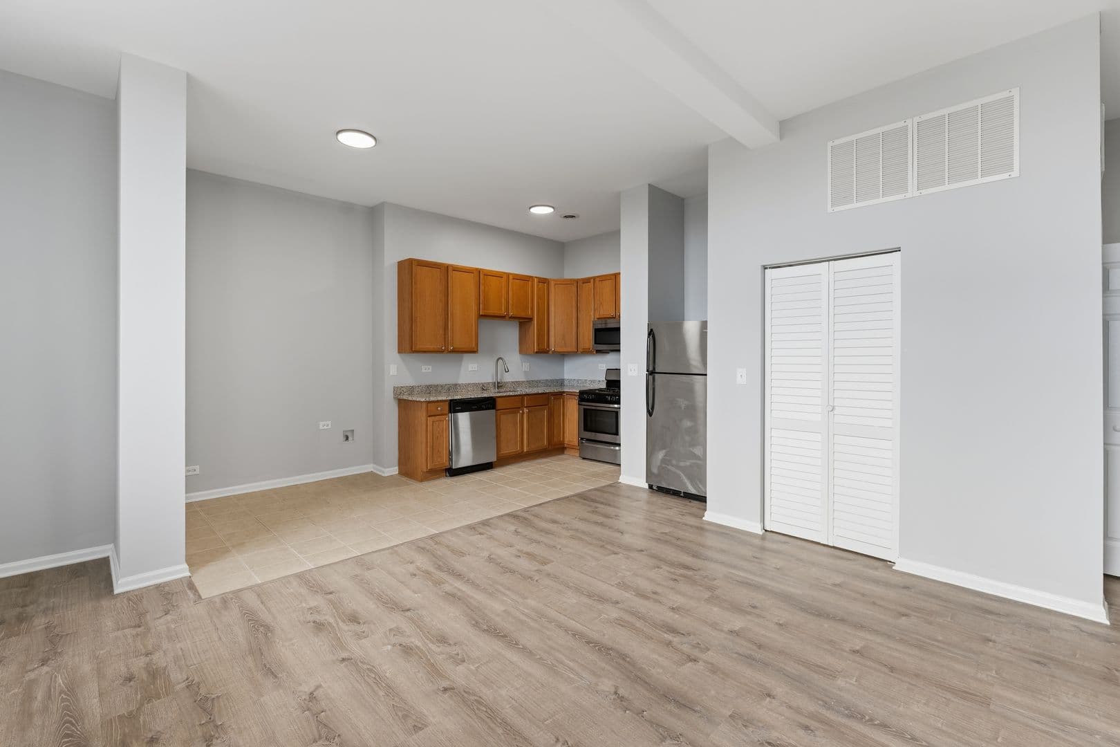 Chicago Apartment: 2451 W Howard Street