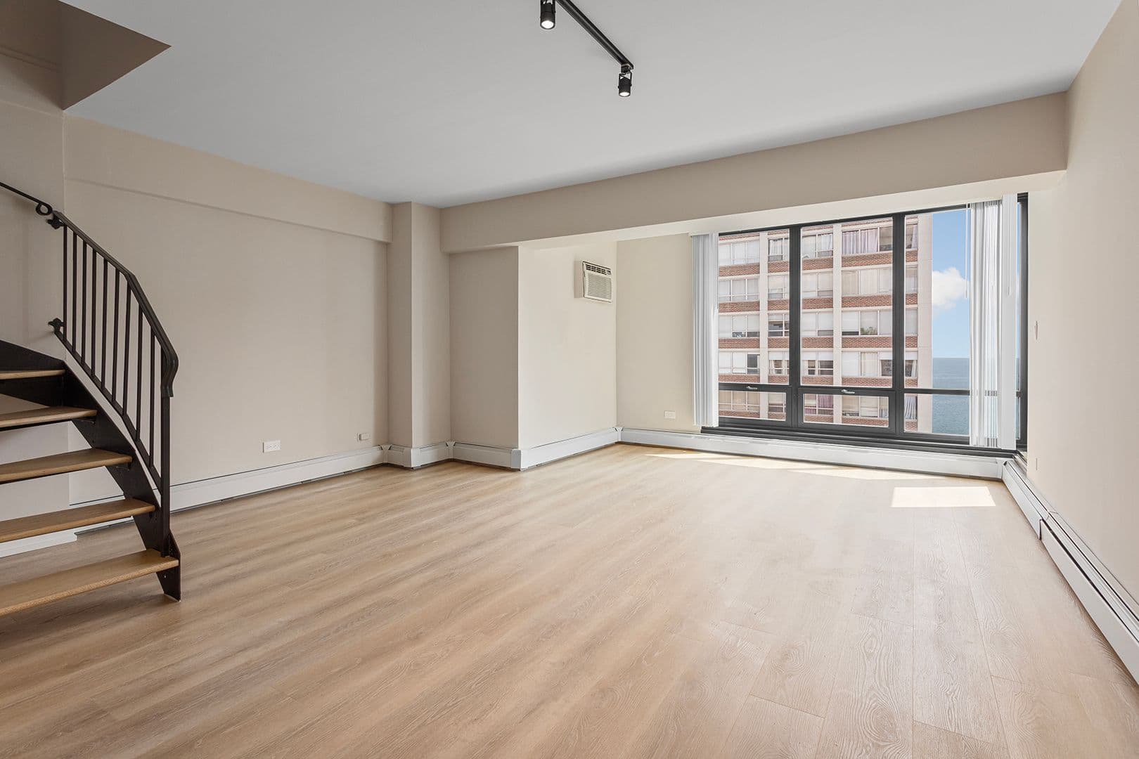 Chicago Apartment: 6166 N Sheridan Rd