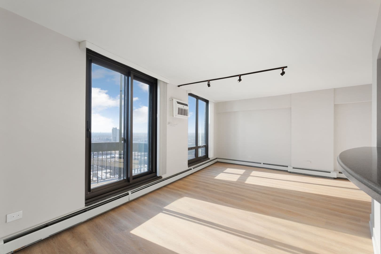 Chicago Apartment: 6166 N Sheridan Rd