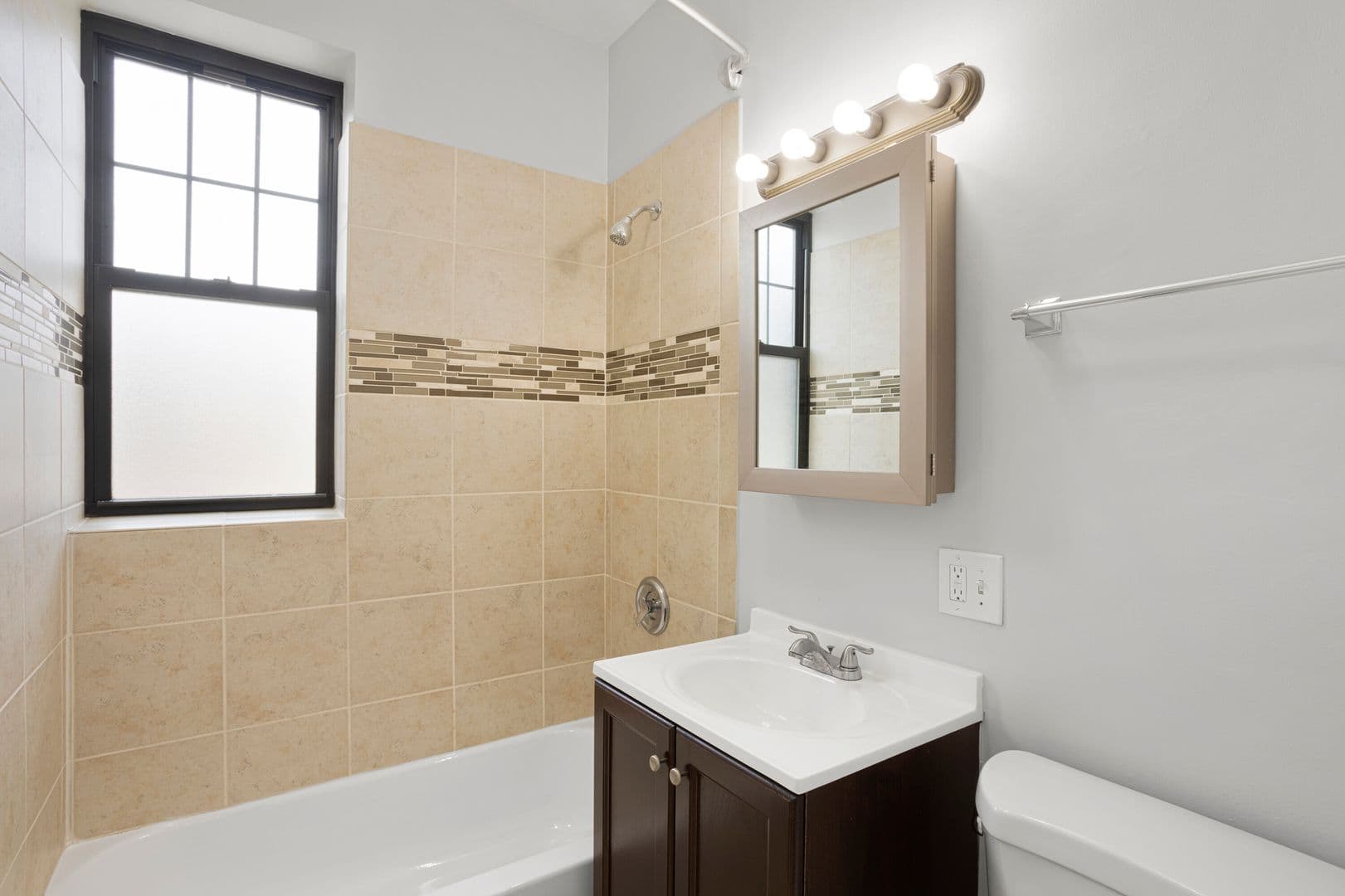 Chicago Apartment: 7700-7706 N Marshfield Ave; 1638-1642 W Jonquil Ter