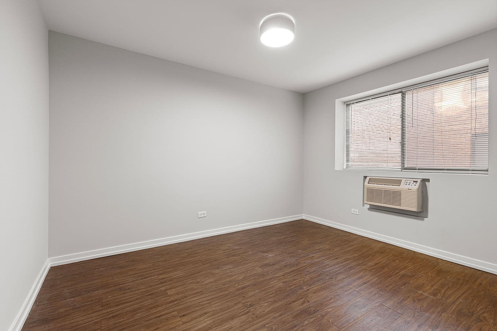 Chicago Apartment: 6134 N Kenmore