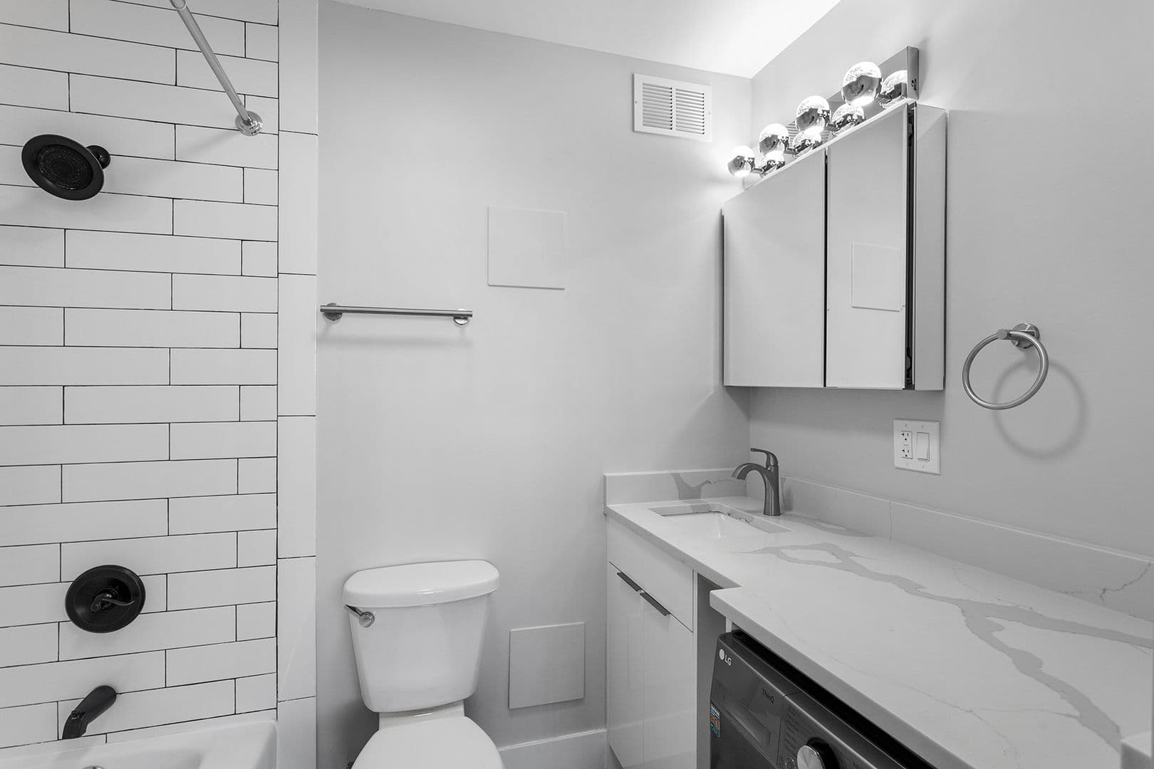 Chicago Apartment: 6166 N Sheridan Rd
