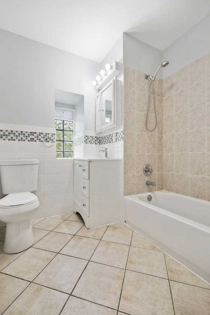 Chicago Apartment: 4555 N Malden St